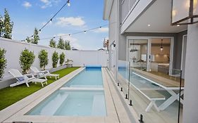 Hamptons In Torquay - 5 Bath, Pool, Spa & Theatre!